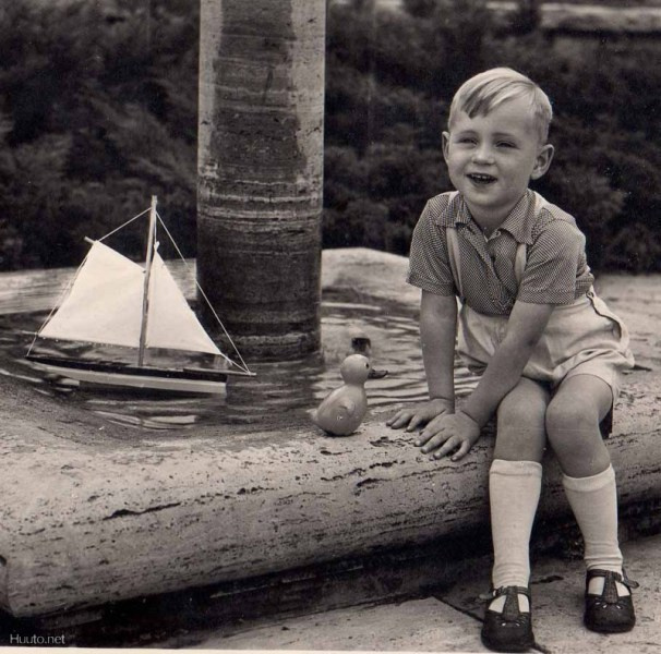 LAPSI / Pikkupoika, kaarnalaiva ja kylpyankka. 1940-l.
