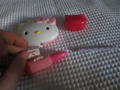 Hello Kitty tuotteita, kynä, rasia, tarroja, paperia ym