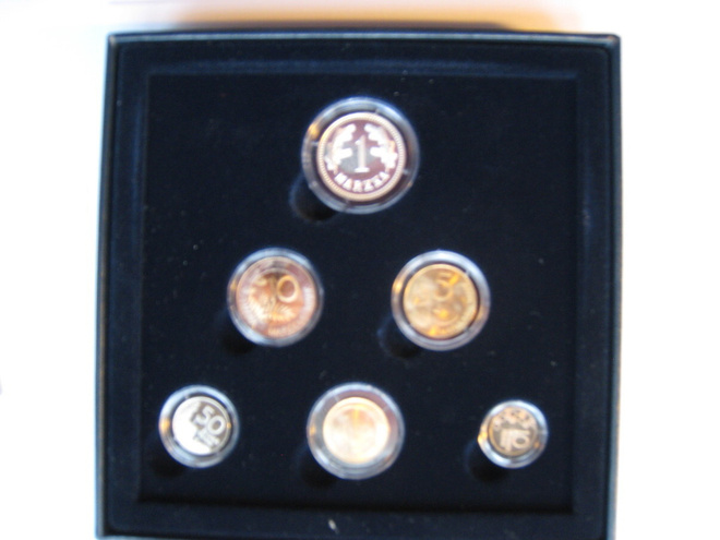 Vuosisarja 2001 proof, sisältää hopeisen jetonin 1 mk