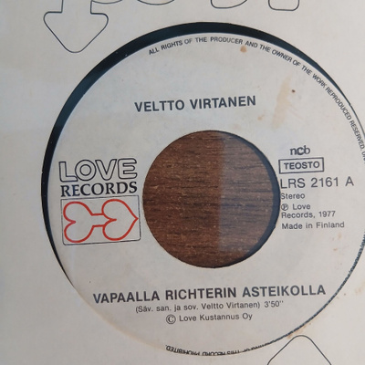 Veltto Virtanen : Vapaalla Richterin asteikolla. 7" single.