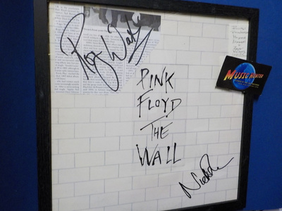 PINK FLOYD - THE WALL TAULU KAHDELLA NIMMARILLA