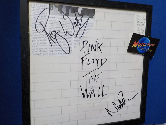 PINK FLOYD - THE WALL TAULU KAHDELLA NIMMARILLA