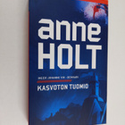 Anne Holt : Kasvoton tuomio - pikkukuva 1