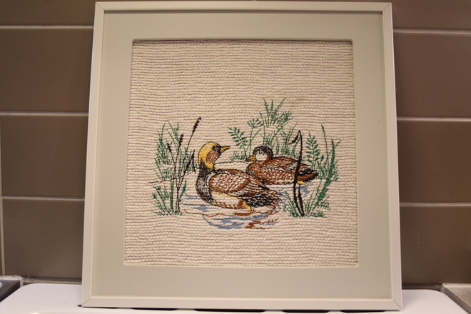 Lapuan kankurit kirjottu lintutaulu kehyksessä, 33 x 33 cm