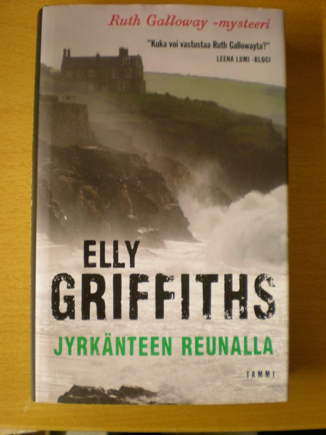 Elly Griffiths: Jyrkänteen reunalla