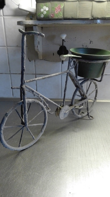 SULOINEN  MINIATYYRI - POLKUPYÖRÄ KUKKAPURKILLA