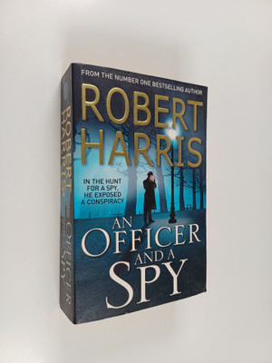 Robert Harris : An officer and a spy