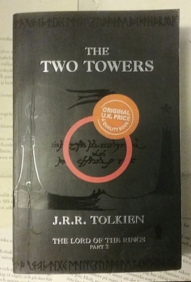 J.R.R. Tolkien - The Two Towers (paperback)