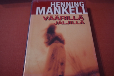 Henning Mankell: Väärillä jäljillä (2001)