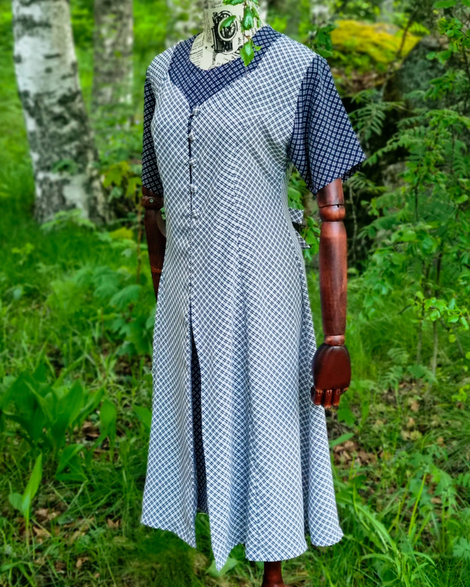 Vintage Sinivalkoinen Ruutumekko Sifonkimainen M/L Indonesia