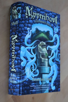 Brandon Mull : Iltatähden kilta Myyttihovi 2 ( 1.p. 2010 )