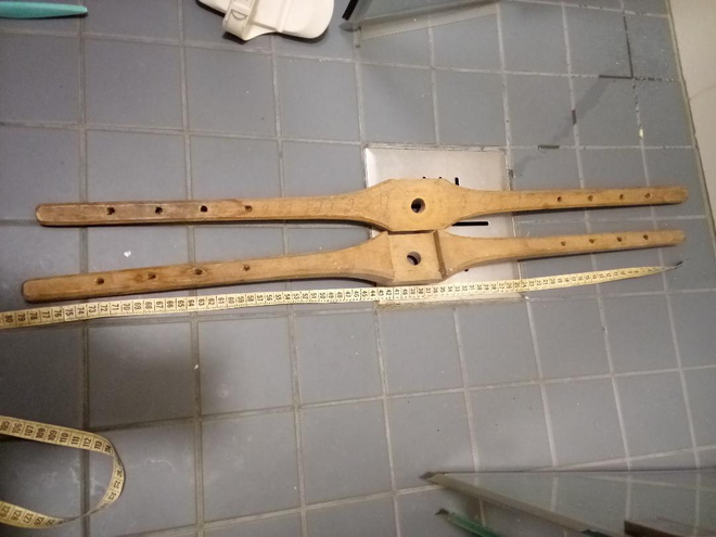 Kaksi ristikkäin menevää puutukea uupuu toinen pari