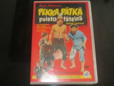Pekka ja Pätkä puistotäteinä