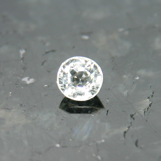 Forsteriitti harvinainen väritön oliviini 0.54ct Mogok Burma