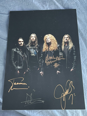 Megadeth nimikirjoitukset kuvassa