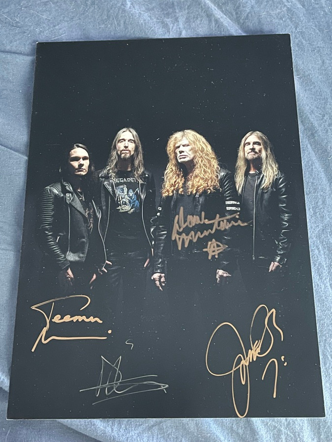 Megadeth nimikirjoitukset kuvassa