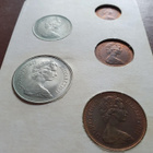 BRITAIN´S FIRST DECIMAL COINS - Iso-Britannian desimaaliarvo - pikkukuva 2