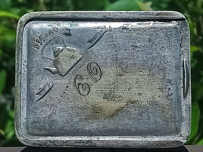 Sodanaikainen peltirasia, koko 65 × 51 mm. Vuosilta 1939–194