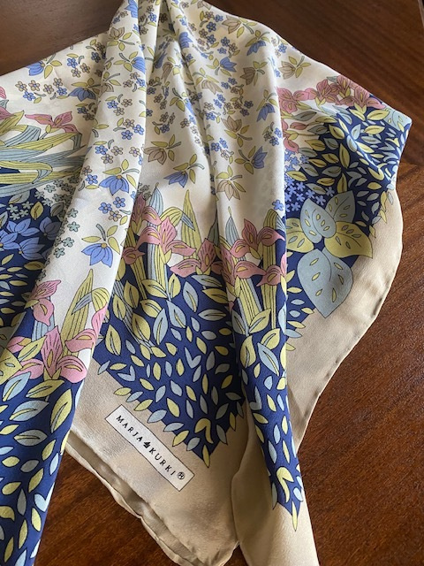 Silkkihuivi Design, Marja Kurki. "Liljat "