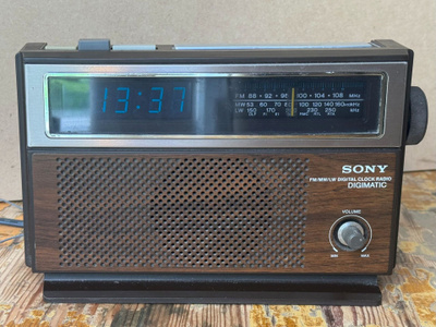 Sony ICF-C810L -kelloradio 70-luvulta