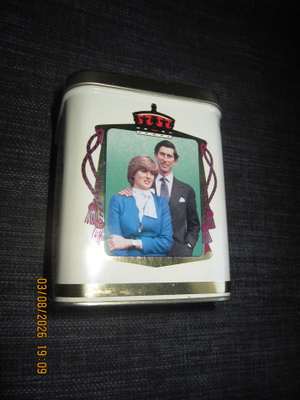 Vanha peltipurkki Charles & Diana vuodelta 1981