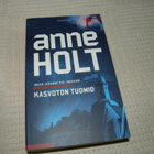 Anne Holt Kasvoton tuomio   -pok - pikkukuva 1