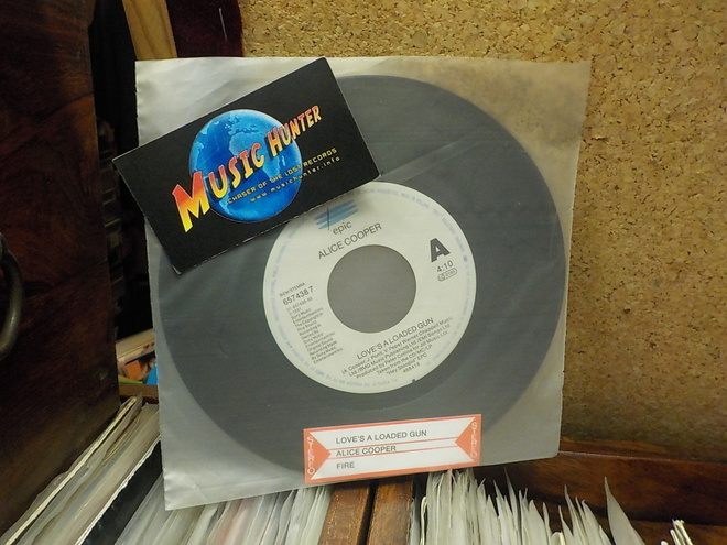 ALICE COOPER - LOVE'S A LOADED GUN / FIRE M- 7"