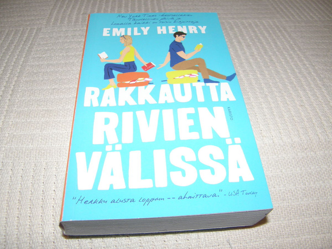 Emily Henry Rakkautta rivien välissä -pok
