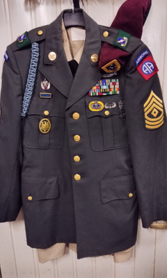 USA laskuvarjo joukkojen uniformu  takki ja baretti   82 abn