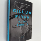 Gillian Flynn : Teräviä esineitä - pikkukuva 1