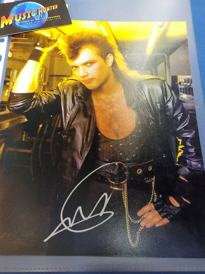 QUEENSRYCHE GEOFF TATE NIMIKIRJOITUS KUVASSA