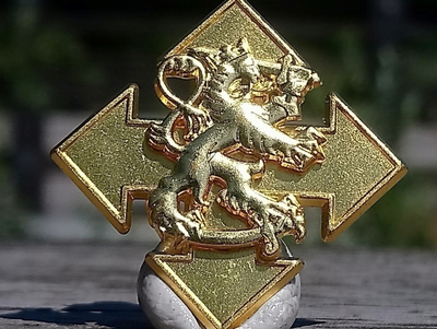 Kullanvärinen SA Tunnus Kookas. Halkaisija - 33 mm. Raskasme