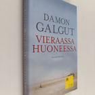 Damon Galgut : Vieraassa huoneessa - pikkukuva 1