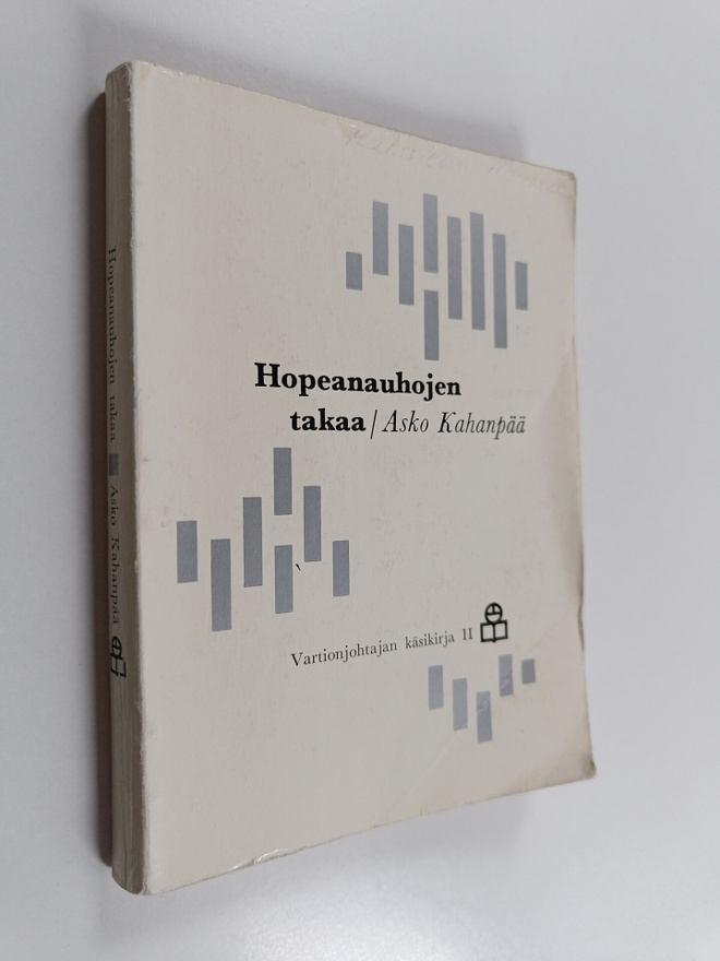 Asko Kahanpää : Hopeanauhojen takaa : kohinaa katajan var...