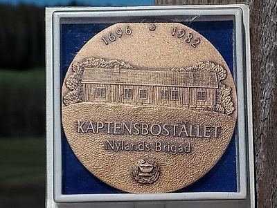 Kaptensbostället. Numeroitu. Valmistajan leimalla. Halkaisij