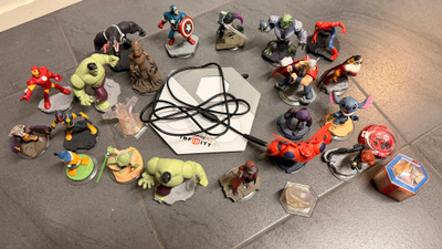 Disney Infinity 2.0 -paketti: alusta + hahmot + power discit