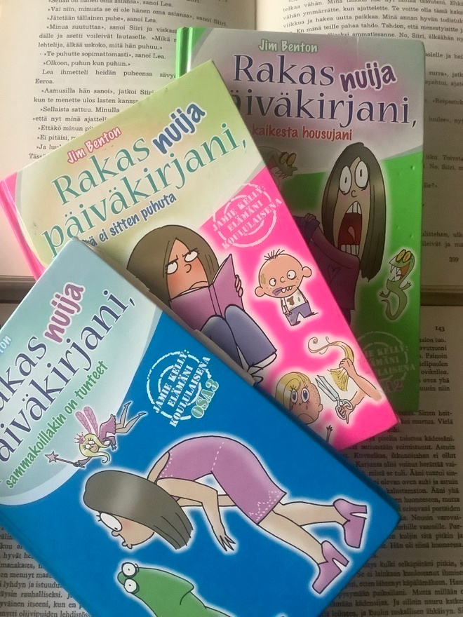 6 kpl Rakas *nuija* päiväkirjani -kirjoja sid.)