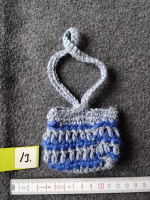Alina´s Handmade virkattu avaimenperä airpodin suojakoteloon