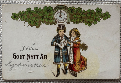 Uudenvuoden kortti, pariskunta kellon ja apiloiden alla