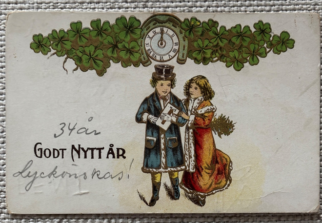 Uudenvuoden kortti, pariskunta kellon ja apiloiden alla