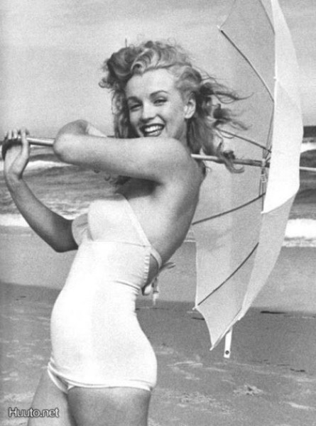 MARILYN MONROE - Iloinen kaunotar rannalla - valokuva