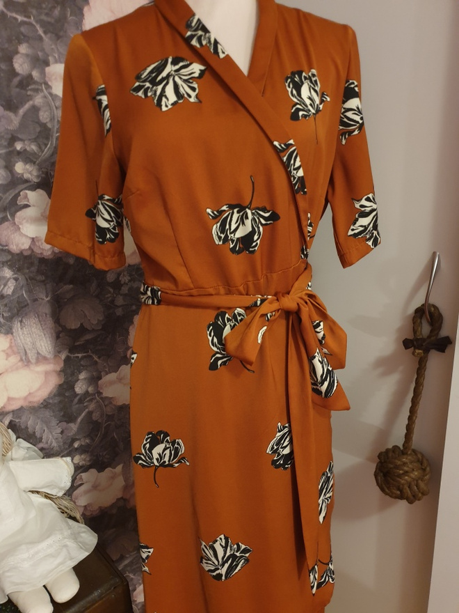 LINDEX upea kietaisumekko M-kokoiselle