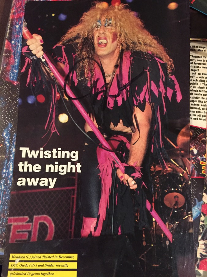 Dee Snider / Twisted Sister nimikirjoitus lehtikuvassa