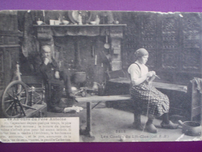 Mies katselee naisen neulomista WANHA 1914
