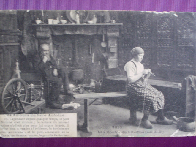 Mies katselee naisen neulomista WANHA 1914