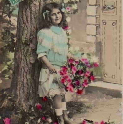 LAPSI / Viehättävä pieni tyttö ja kukkia puun alla. 1900-l.