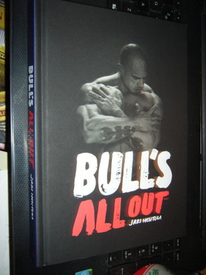 Jari Mentula : BULL'S ALL OUT ( 2016 ) sis. postikulun