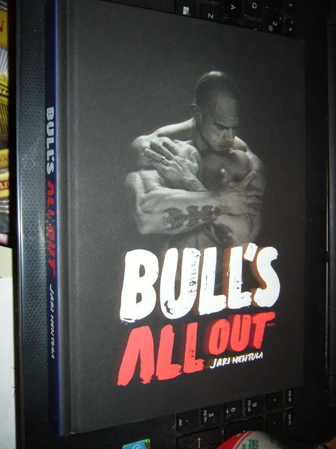 Jari Mentula : BULL'S ALL OUT ( 2016 ) sis. postikulun