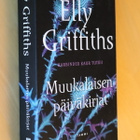 Elly Griffiths : Muukalaisen päiväkirjat ( 2022 pokkari ) - pikkukuva 1