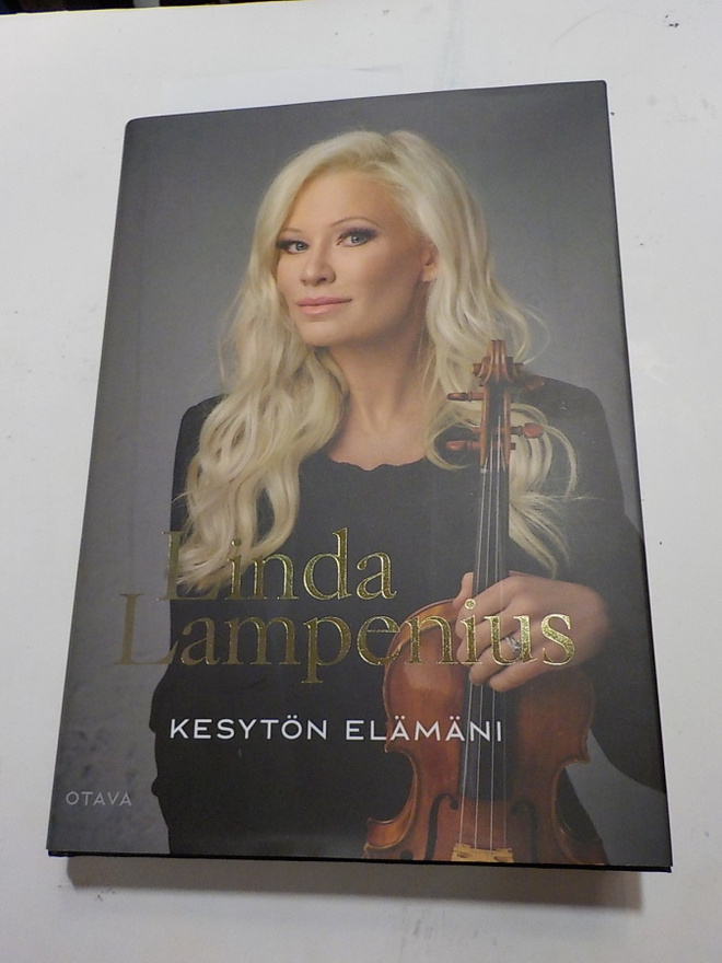 LINDA LAMPENIUS - KESYTÖN ELÄMÄNI KIRJA NIMMARILLA